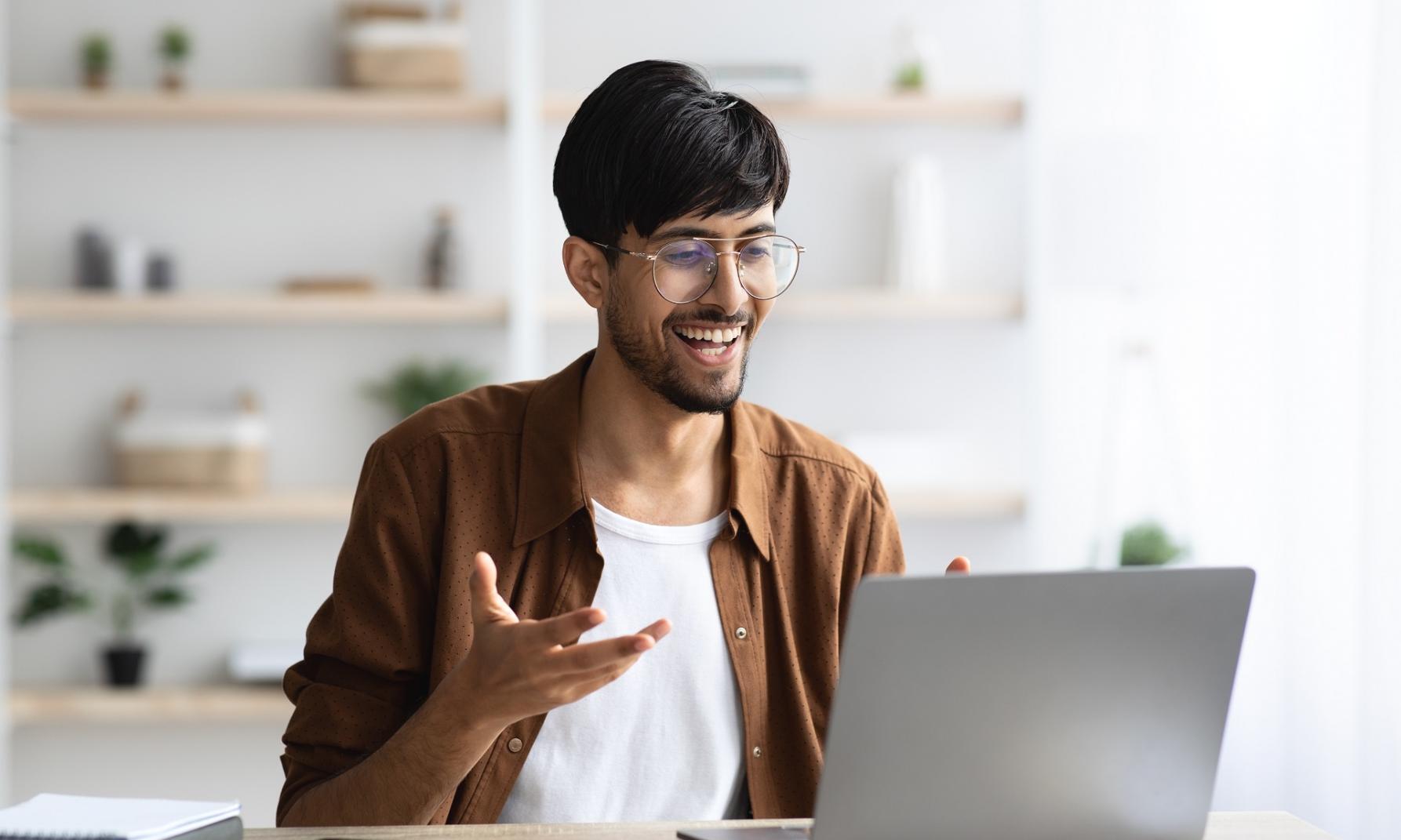Equipo trabajando en optimización técnica de sitios web